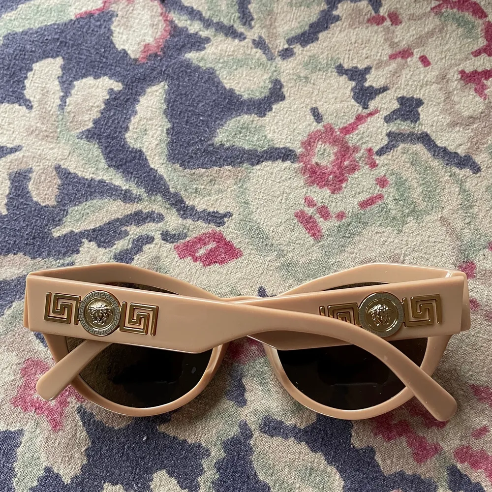 Så fina helt nya solglasögon från versace. har tyvärr inget kvitto då jag köpte dom av en vän som är optiker🧚🏻 pris kan sänkas vid snabb affär . Accessoarer.