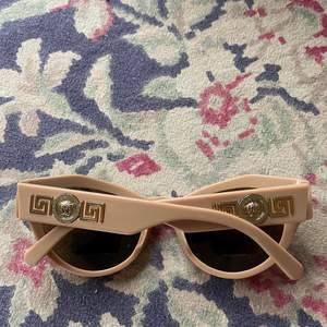 Så fina helt nya solglasögon från versace. har tyvärr inget kvitto då jag köpte dom av en vän som är optiker🧚🏻 pris kan sänkas vid snabb affär 