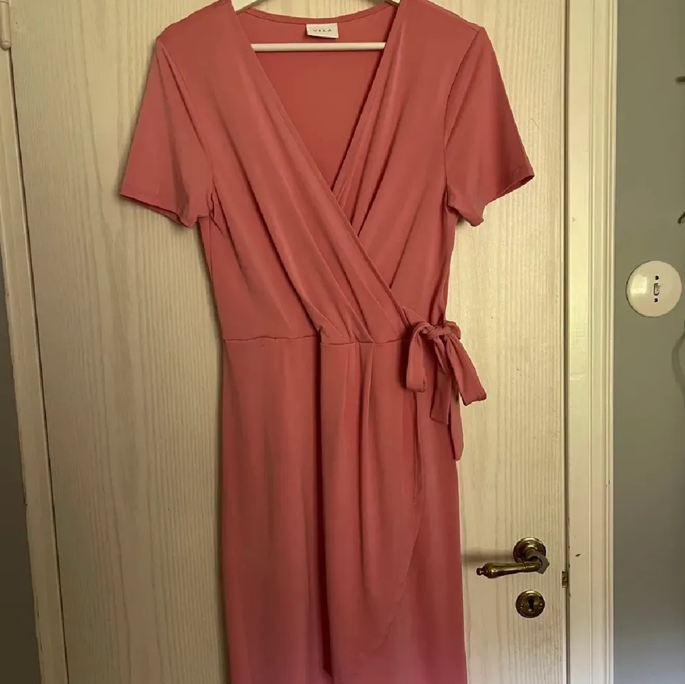 En väldigt fin rosa klänning från Vila. Aldrig använd så är i bra skick. Fler bilder kan ges och köparen står för frakten 🤍. Klänningar.