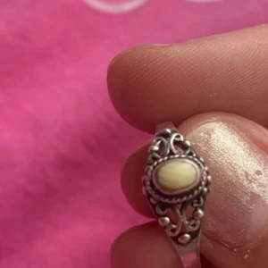 ring - silvrig ring med vit sten