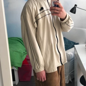 Beige Track Jacket - Skön tröja i bra skick, tunn men ändå stabil! 