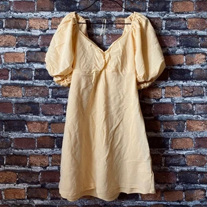 Gul klänning - En fin gul klänning från BikBok i fint skick. För fler bilder eller mått kontakta mig :) frakt sker via PostNord spårbart 57 kr 📦