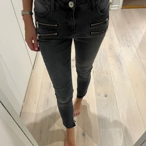 Line Of Oslo jeans - Coola jeans med snygga dragkedjor från Line Of Oslo i storlek Small!🖤🖤