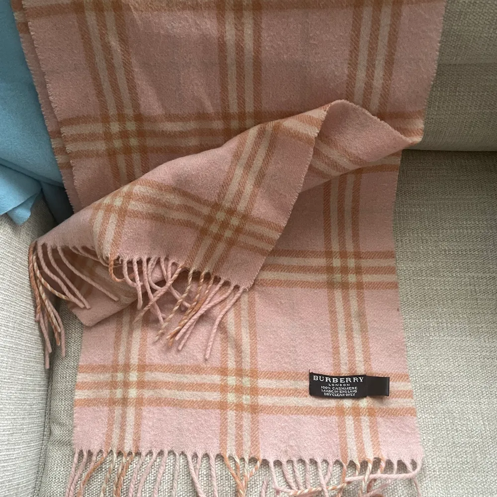 Burberry rosa halsduk 2025