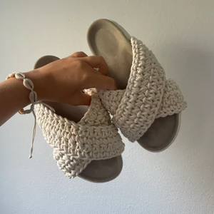 Inuikii Sandaler - Så fina inuikii slippins, använda två gånger. Storlek 39 men passar även 38.