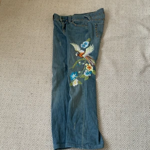 Broderade Jeans - En till intressekolla fast på dessa superfina jeans som jag köpte på plick. Som ni ser på andra o tredje bilden så är dom lite slitna på ena fickan och längst ner längst vid benen. Midjemått: ca 83cm innerbenslängd: ca 77cm Skriv till mig vid fler frågor