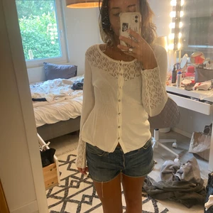 Stickad tunn kofta - Säljer min stickade tunna kofta!  Använd men inga defekter och fortfarande stark vit. Super söt Storlek S Säljes för 150kr