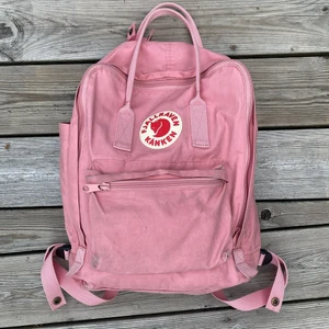 Kånken ryggsäck  - Säljer denna rosa kånken väskan i normal storlek. Den är äkta såklart och är i bra skick, men lite smutsig. Pris kan diskuteras 👌
