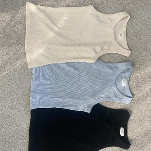 Linnen från Gina💞 - Säljer tre linnen från GinaTricot. Sitter som vanliga linnen men kan också användas som croptops om man vill det. Säljer för 40kr styck eller alla tillsammans för 100kr (har två stycken av det svarta)💕