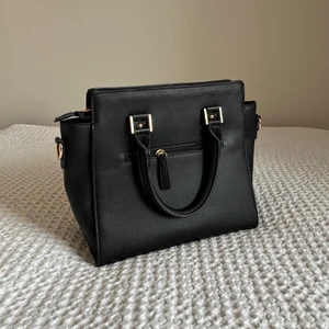 Väska  - Vi säljer denna fina svarta och bruna väskan. Inga inre eller yttre skador. Kan skicka fler bilder vid intresse.❗️Kan gå ner i pris vid snabb affär❗️