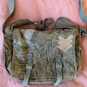 Axelremsväska  - Säljer denna ursnygga axelremsväska från edc by Esprit då den inte kommer till lika mycket användning längre😭 Banden är justerbara och själva väskan är perfekt storlek💕💖💘 obs! Möts gärna helst upp i Sthlm 💖 kan köpas direkt för 400 