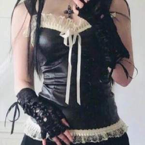 Korset topp / y2k goth emo drainer demonia brandy melville grunge fairycore - Storlek: S (34-36) Ganska stretchigt material - den formar kroppen supersnyggt!  Märke: Phaze Skick: Ny (endast provad) Möts upp i stockholm eller fraktar 🖤