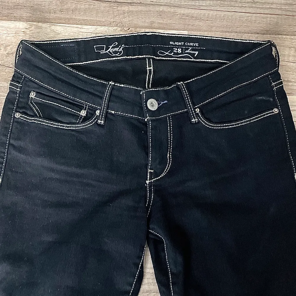 Fina svarta Levis jeans som jag säljer vidare efter jag köpte de av någon men de passade inte mig. Det finns inga hål💕 de passar nog personer som är ca 163-169. Jeans & Byxor.