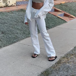 Linnebyxor  - Linnebyxor från A-DSGN. Storlek: M. Färg: Beige. Nypris: 799kr. Fraktkostnad tillkommer: 59kr (PostNord spårbar). Aldrig använda, nyskick.  