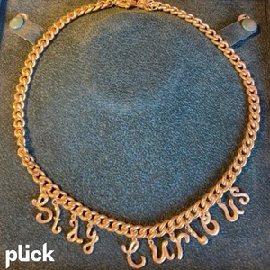 Maria Nilsdotter Halsband - Hej, säljer detta sjukt fina halsband i från Maria Nilsdotter. Från Pippi Långstrump dropet, och halsbandet är Limted Edition. Längden går att skjutsarnas mellan 42 till 46 cm. Knappt använt. Kan tänka mig att gå ner i pris för snabb affär💜