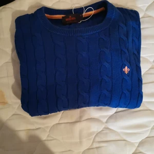 Morris skickat tröja m - Morris merino cable oneck originalpris 1500kr, använd nåra gånger fortfarande i nyskick. 