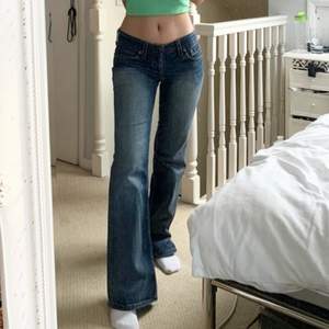 Superfina Levi’s jeans i modellen ”Eve.” Strl W28 L34. Köpare står för frakt.