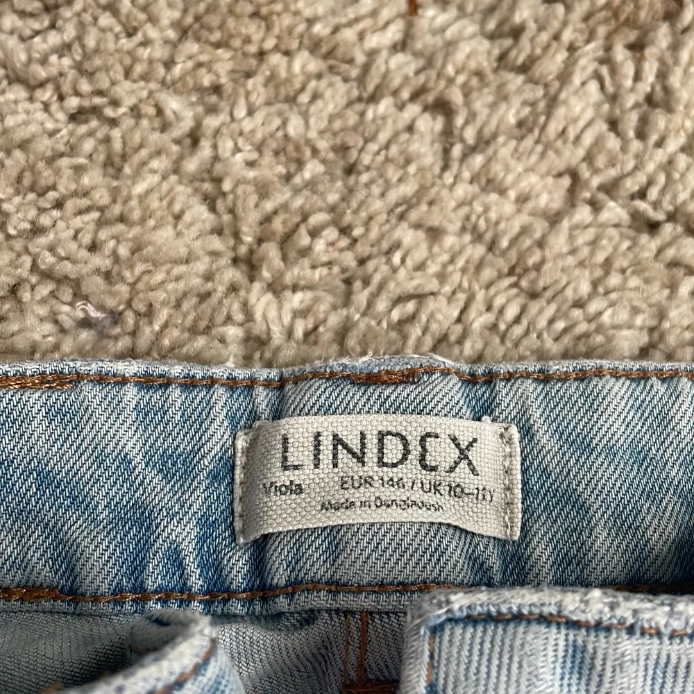 Hej! Säljer dessa jeans från Lindex. Jeansen är i storlek 146. Jeansen har 2 små fläckar men inget men tänker på. Köparen står för frakten😊. Jeans & Byxor.