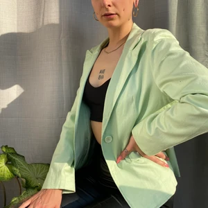 Grön kavaj - • Super cute kavaj i pistasch färg • Insvängt i midjan, djupa sidfickor och stora knappar båda ifront o på ärmarna. Väldigt bra skick och i bra material. 