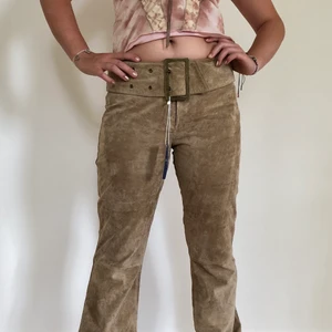 Mockabyxor - Ettt par ASHETA beiga mockabyxor! Köpta på Sellpy men var tyvärr för små för mej🥺 Storlek l men visas på s. Hon på bilden är 158 cm, så skulle nog passa i längden för någon som är runt 170. Midjemåttet är 82 cm💕💕