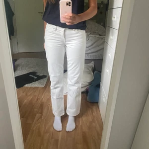 Weekday arrow low - Säljer dessa knappt använda Weekday arrow low jeansen! Säljer då de är alldeles för korta på mig som är 169 och även lite små i midjan. De är W 25 o L 32. Skulle passa på någon som är runt 165 kanske.