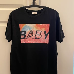 SLP YSL saint Laurent Paris baby tee tshirt svart M - Bra skick, storlek M, finns hämta i Stockholm. 