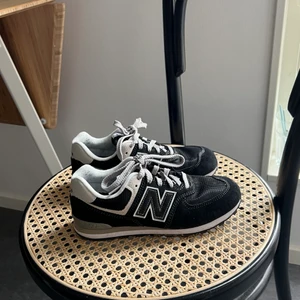 New Balance sneakers strl 37 - New balance sneakers, storlek 37. Något små i storleken. I fint skick!
