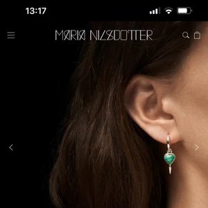 Maria Nilsdotter örhänge - Säljer nu mitt örhänge från matianilsdotter!, säljer pågrund av att jag inte andvänder det lika mycket. Köpte för 2095kr och säljer för 1400. Pris kan diskuteras men är också öppen för byte till ett annat smycke från Maria Nilsdotter och specifikt ringar🥰