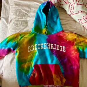 Tye dye hoodie - bra skick💕 typ en beskuren hoodie, det beror på om man är lång eller inte! Om man behöver flera bilder eller har såna frågor, då fråga 💕 