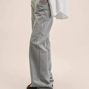 Mango Kyomi randiga byxor  - Slutsålda byxor från mango i stel 38. Passar 36/38. Använda en gång. 