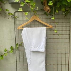 Linnebyxor i st S - Fina linnebyxor med snöre i midjan i storlek S. Tredje bilden är från hm, byxan heter pyjamasbyxa i tvättat linne och kostar 299kr i nypris. Bra i längd för mig som är 167. Fint skick och endast använt fåtal gånger. Frakt ingår i priset!