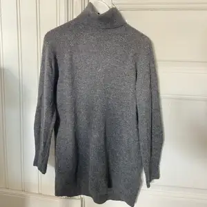 Superhärlig och mjuk tröja i en lite längre modell, från H&M. Säljer då den inte kommer till användning. I storlek XS, knappt använd. 