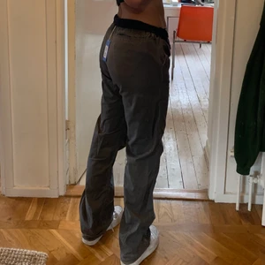 oanvända carhartt cargobyxor - köpte dessa otroliga cargos på sellpy men tyvärr var de för stora för mig så har aldrig fått användning för dem!