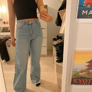 Ljusblåa jeans  - Fina och bekväma ljusblåa jeans från h&m. Endast använda en gång. Storlek 38. Jag är 170cm, dem lägger sig över skorna. (Frakt betalas av köparen). 