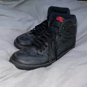 Svarta Air Jordan 1’s i storlek 44 - Köpte dem 2018 men har haft på mig enstaka gånger.