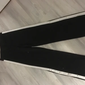 Svarta byxor  - Säljer mina svarta byxor då dom blivit försmå. Dom är i storlek 146 och säljes för 75kr +frakt. Priset skulle kunna gå att diskutera då jag vill bli av med de. Dom blir lite större längre ner och har knappar på båda sidorna som går att öppna. 