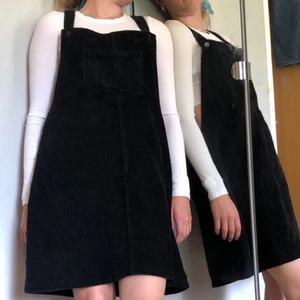 Hängselklänning  - En skön manchesterklänning i svart. Passar storlek 44 men är justerbar, hon på bilden har xs/s. Köparen står för frakten🚙