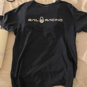 Blå Sail racing T-shirt  - En blå simpel sail racing tröja som är använd 3-4 gånger i storlek 150, men funkar perfekt för en storlek S. Är i bra skick och fungerar både för man och kvinna. 