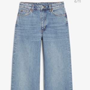 säljer dessa högmidjade yoko jeans från monki i strl 25 (xs/s 160/164). nypris 400kr, säljer för 150kr+frakt❤️‍🔥
