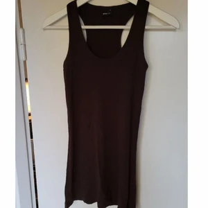 Brunt Linne stl.S - Brunt linne GinaTricot stl.S. Skönt, lite längre modell. Obetydligt använd. Frakt tillkommer.  Kan erbjuda frakt postnord  brev 22:-, utan spårning. 