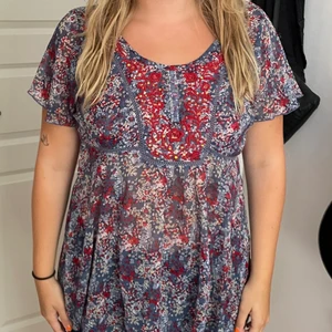 Mesh tröja - Denna färgglada mesh törjan är perfekt för många tillfällen. Syns inte på bilden men den har glitteraktiga pärlor i det röda. Borttagen lapp så vet inte storlek, men skulle säga XL men den är fin som oversized. 💕 Köparen står för frakten