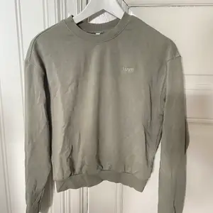 Nästintill oanvänd sweatshirt från H&M. Den är lite mer åt det gröna hållet än vad bilden visar. 💕 