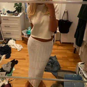 Lågmidjad kjol - Jättefin vit kjol från Lindex. Knappt använd! Strl M men väldigt stretchig så passar de flesta. 