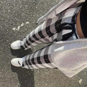 Rutiga byxor - Säljer nu mina rutiga byxor med hög midja som ser ut som pyjamasbyxor som inte kommer till användning. De är korta i benen på mig och jag är 170. Det är knytning i midjan.
