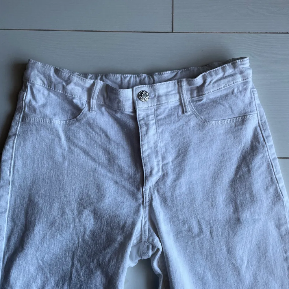 Vita skinny jeans, använda 1 gång. Ser ut som nya, inga defekter. Fejk fickor fram samt justerbar midja.  Skickas inrikes med postnords skicka lätt.. Jeans & Byxor.