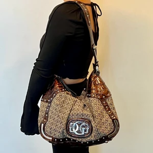 Väska - Jätte snygg guess väska!  Väskan har ett coolt mönster med guess märke fram. Den är Äkta Guess och väskan har lite slitningar. Säljs pågrund av att jag har för mycket väskor. Köparen står för fraktkostnaden 