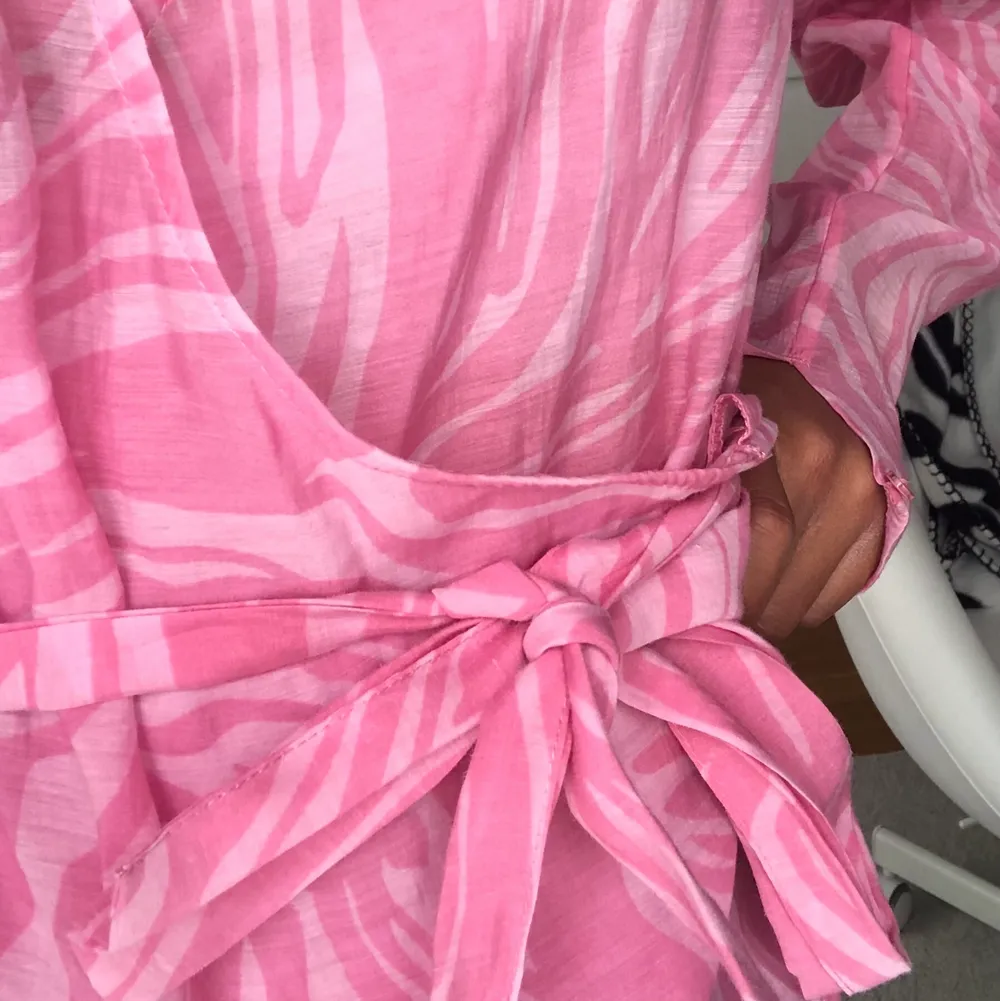 En superfin rosa melerad omlott blus från H&M  i storlek 36. Finns knytband och en tryck knapp som man stänger med. Fraktar eller möta upp i Gbg! . Blusar.