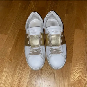 Valentino  - Välanvända valentino skor i storlek 42.