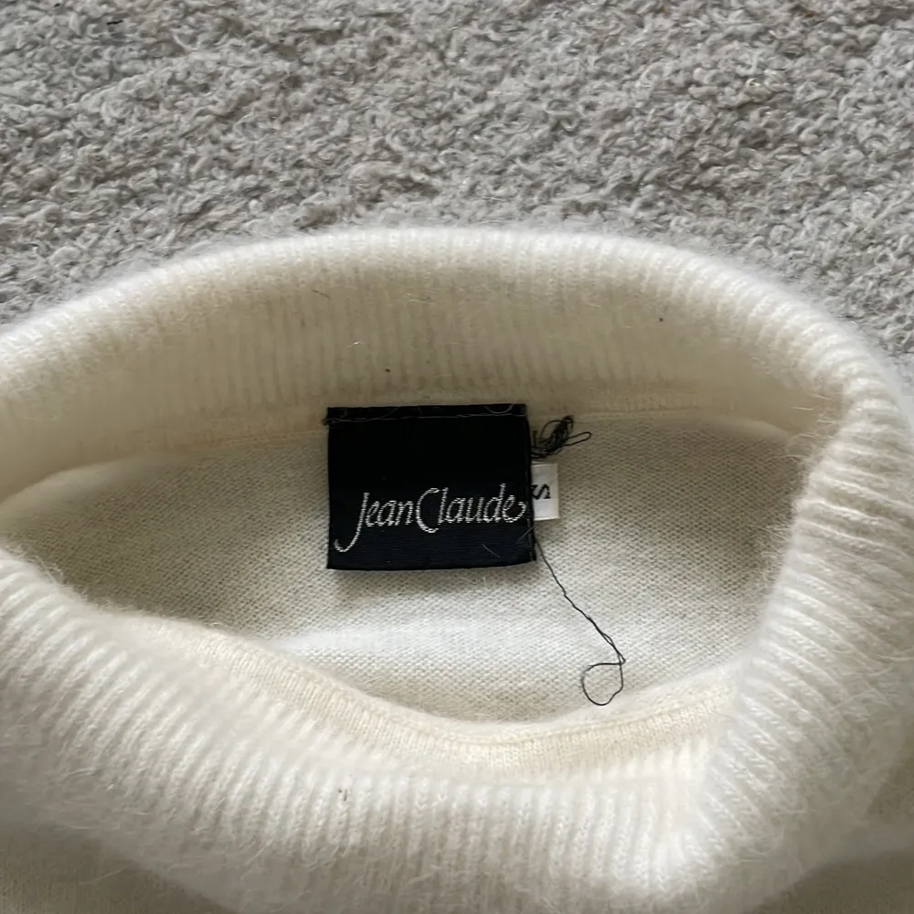 En supermjuk stickad polo tröja från Jean Claude💗 nyskick, köptes för 220kr. Stickat.
