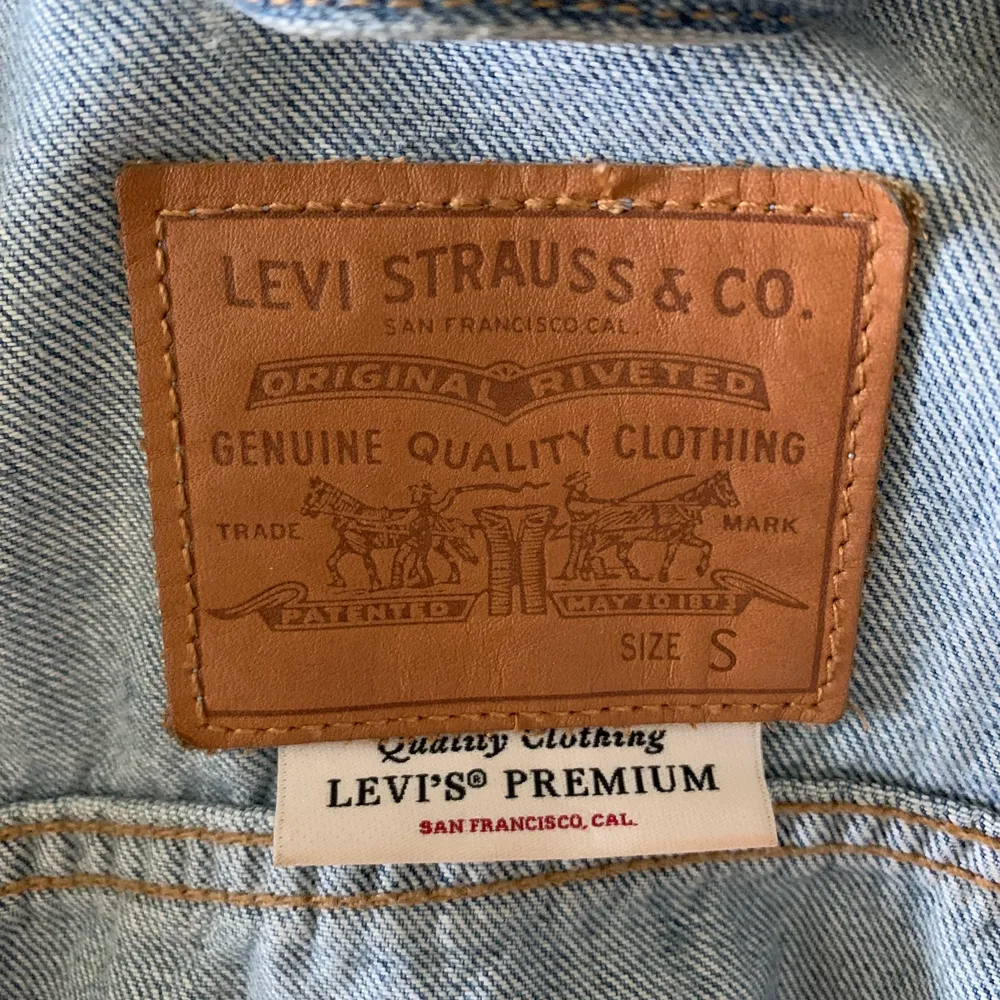 Levis jeansjacka i storlek S. Använd ett fåtal gånger, mycket fint skick - som ny. Köparen står för frakt.. Jackor.